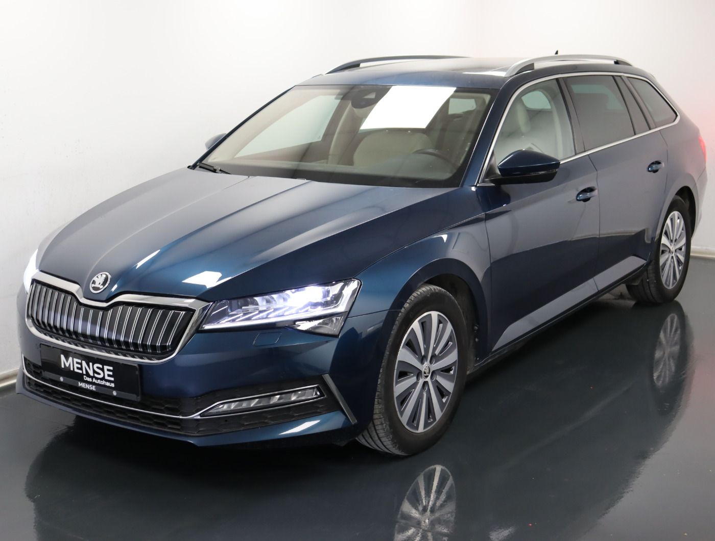 Fahrzeugabbildung SKODA Superb Combi 1.4 TSI iV DSG Style |AHK|Matrix|LM