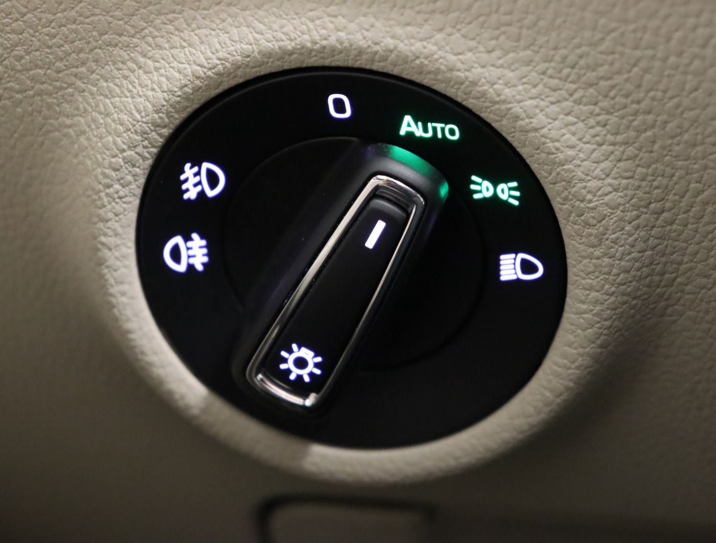 Fahrzeugabbildung SKODA Superb Combi 1.4 TSI iV DSG Style |AHK|Matrix|LM