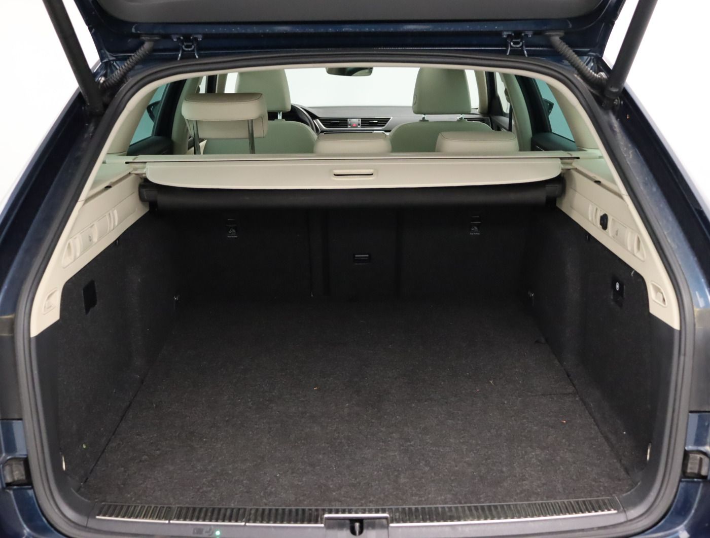 Fahrzeugabbildung SKODA Superb Combi 1.4 TSI iV DSG Style |AHK|Matrix|LM