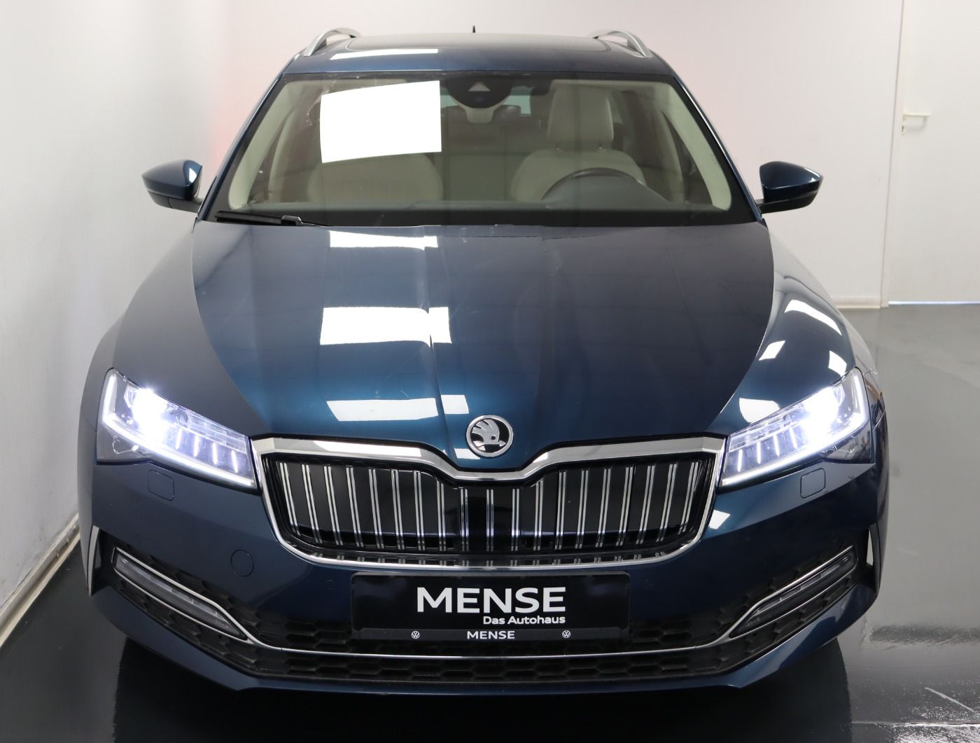 Fahrzeugabbildung SKODA Superb Combi 1.4 TSI iV DSG Style |AHK|Matrix|LM