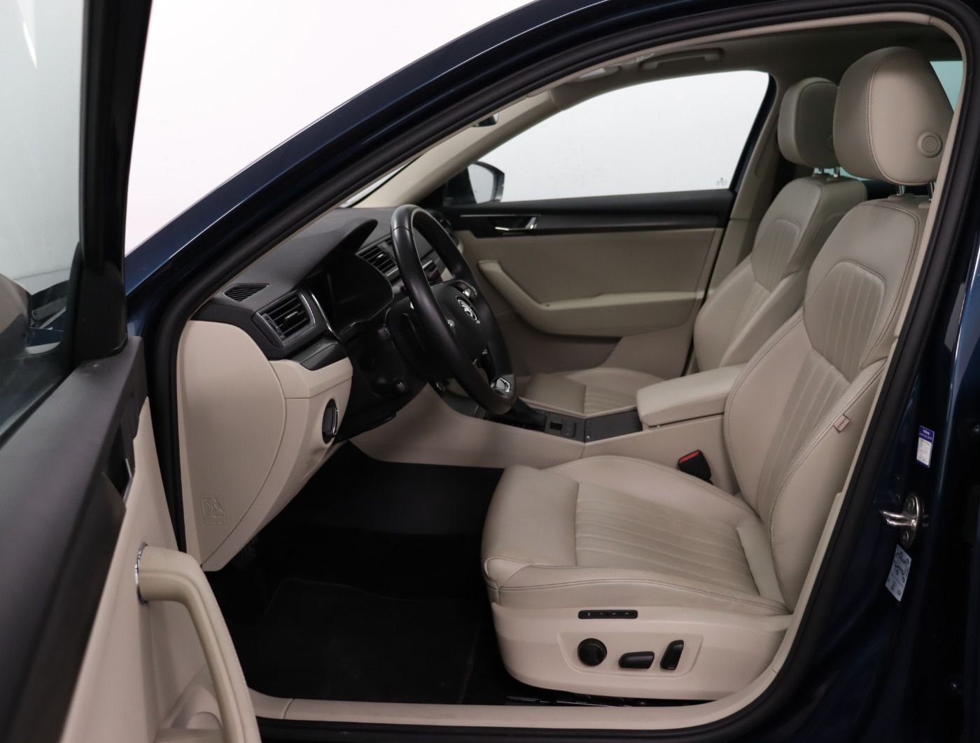 Fahrzeugabbildung SKODA Superb Combi 1.4 TSI iV DSG Style |AHK|Matrix|LM