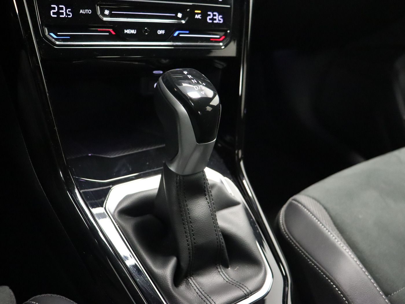 Fahrzeugabbildung Volkswagen T-Roc 2.0 TDI DSG R-Line |ACC|VirtualCP|FLA|LED