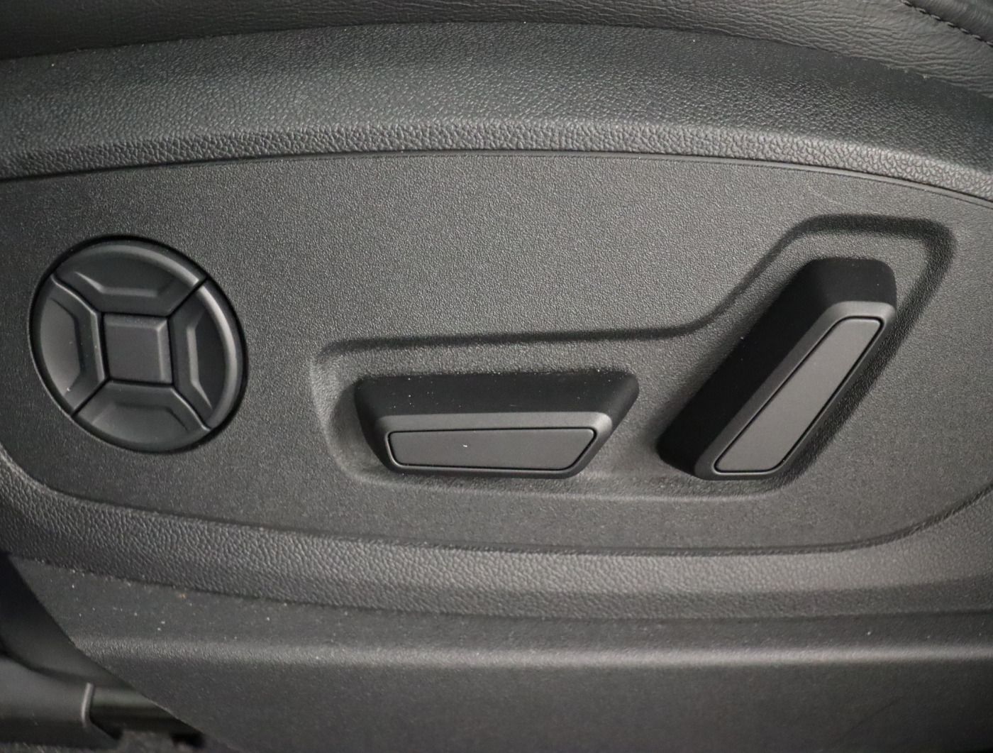 Fahrzeugabbildung Audi Q8 e-tron 55 quattro S line |Matrix|Luft|ACC
