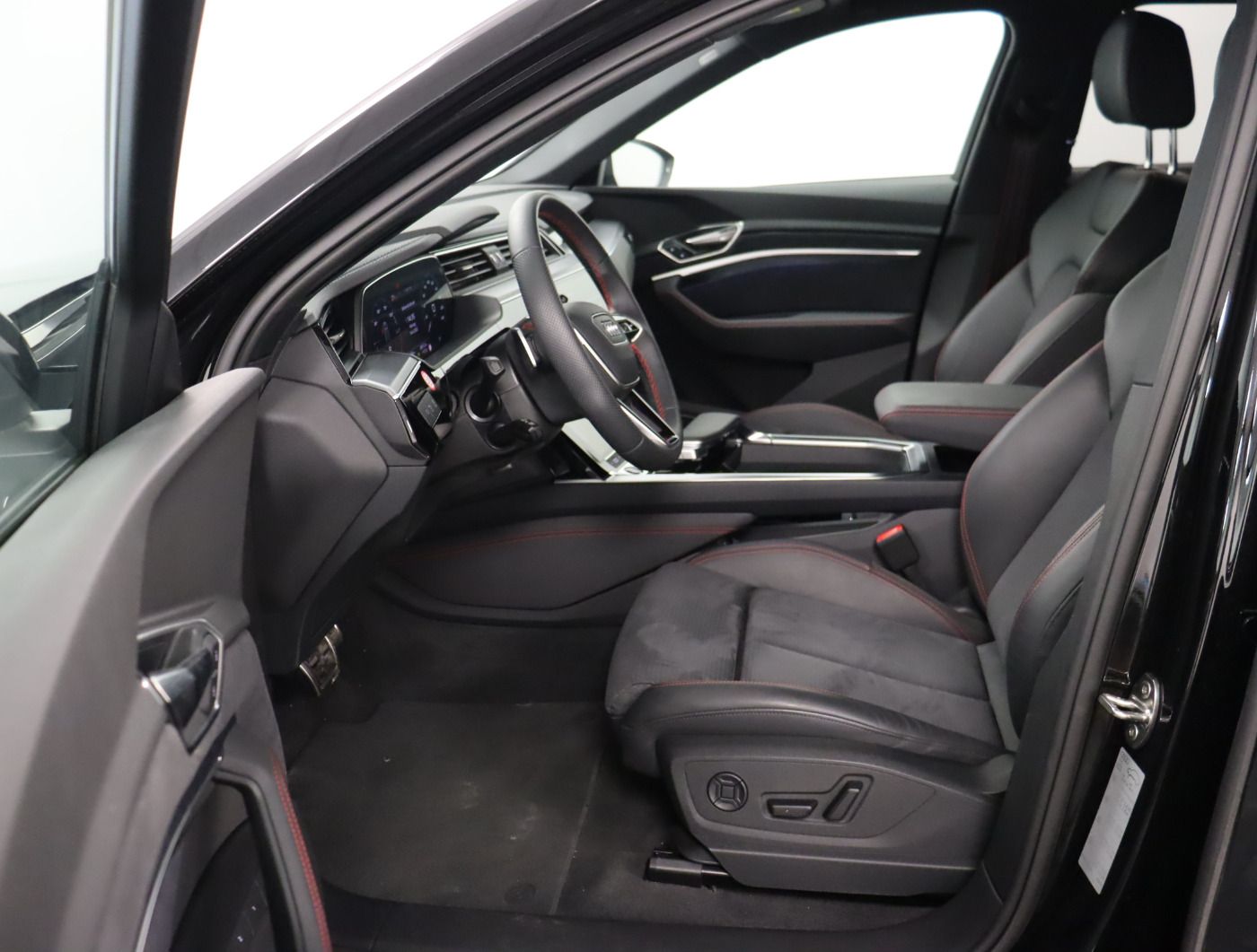 Fahrzeugabbildung Audi Q8 e-tron 55 quattro S line |Matrix|Luft|ACC