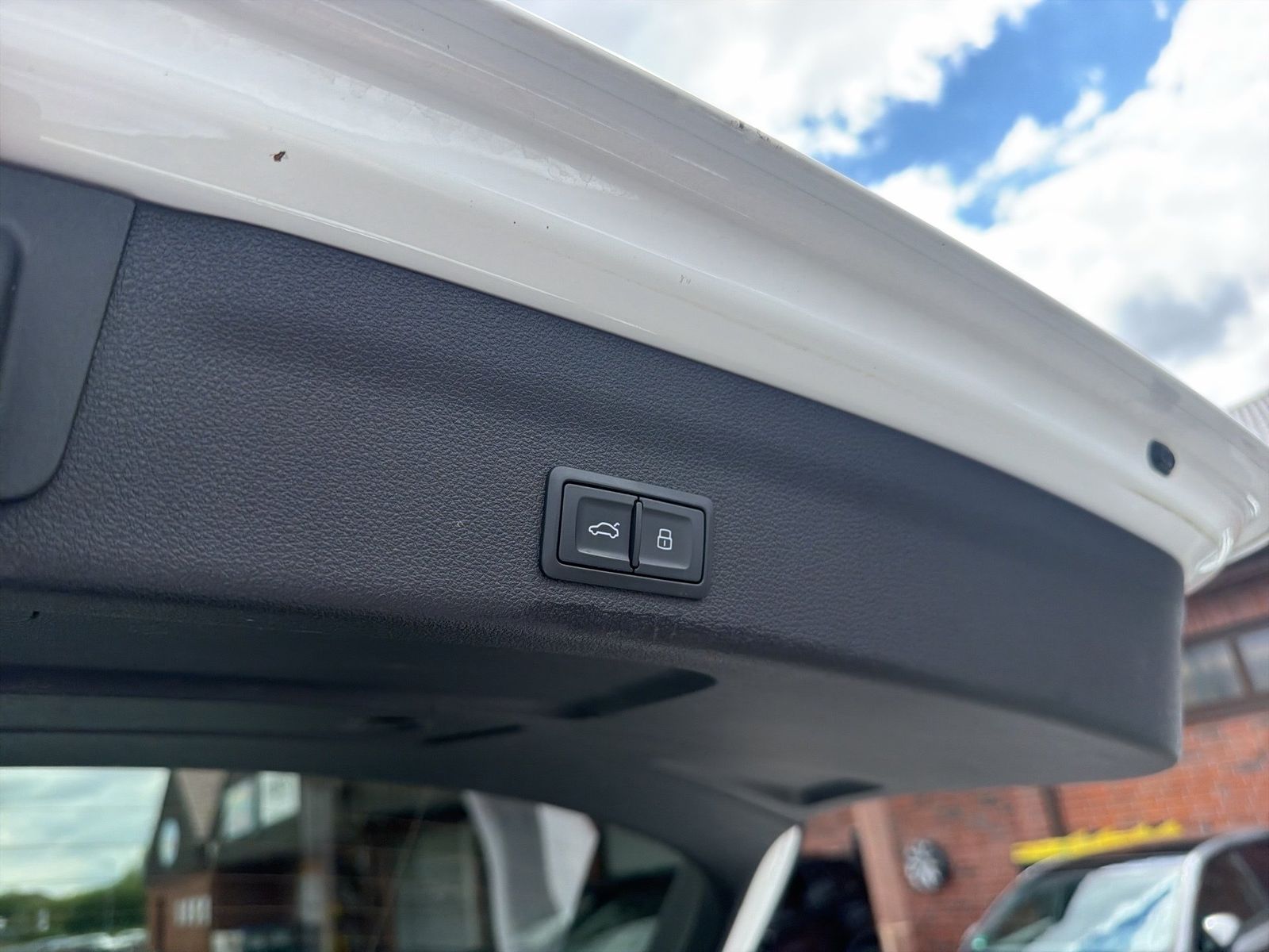 Fahrzeugabbildung Audi A6 Avant sport 35 TDI 120(163) S tronic Matrix - mit KI generiert/bearbeitet