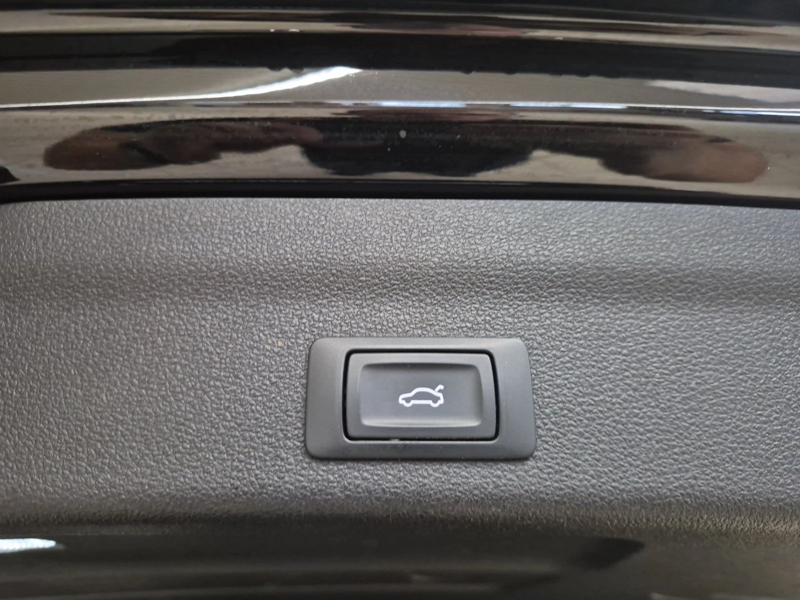 Fahrzeugabbildung Audi A6 Avant sport 35 TDI 120(163) S tronic Pano LM - mit KI generiert/bearbeitet