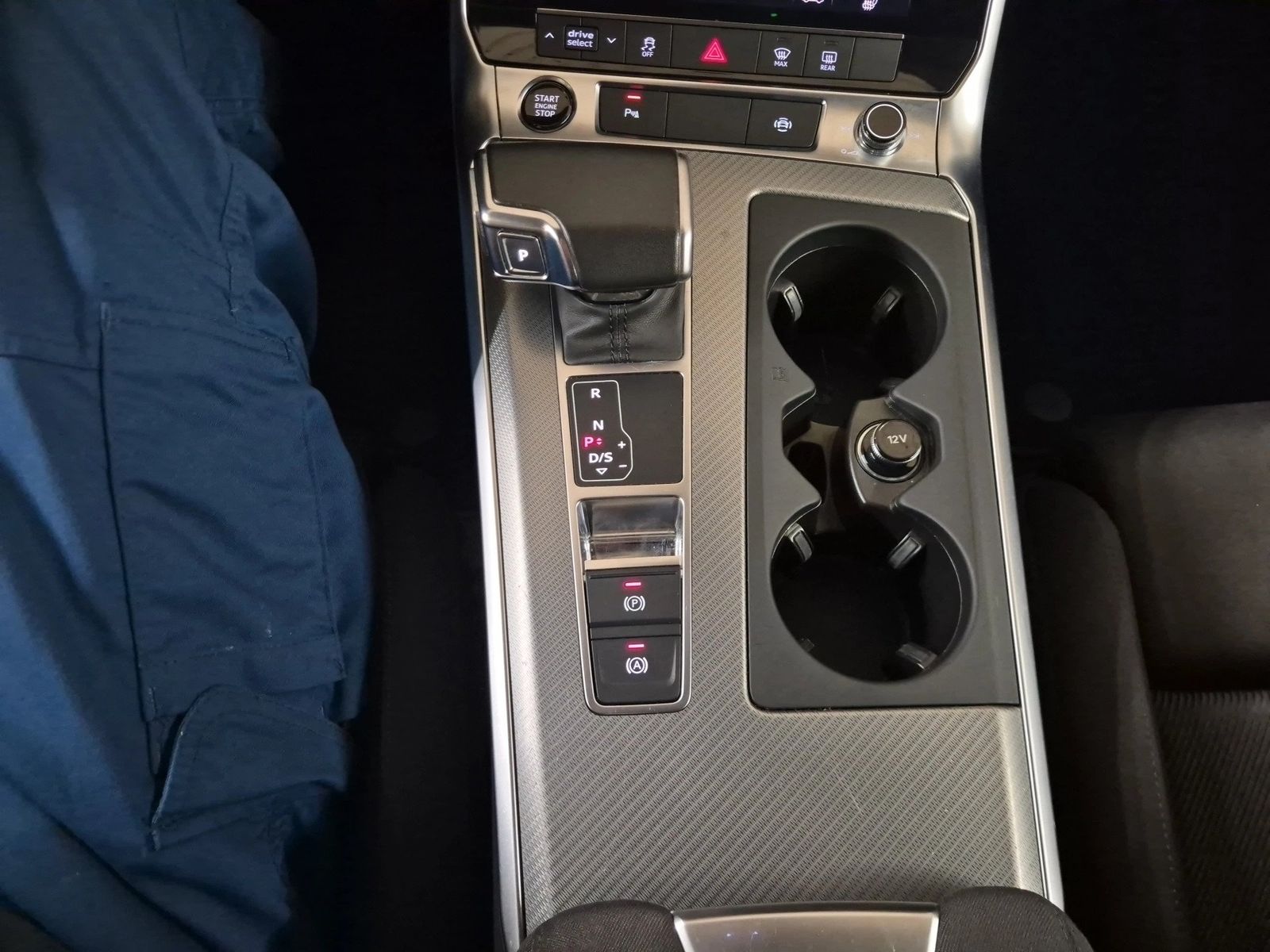 Fahrzeugabbildung Audi A6 Avant sport 35 TDI 120(163) S tronic Pano LM - mit KI generiert/bearbeitet