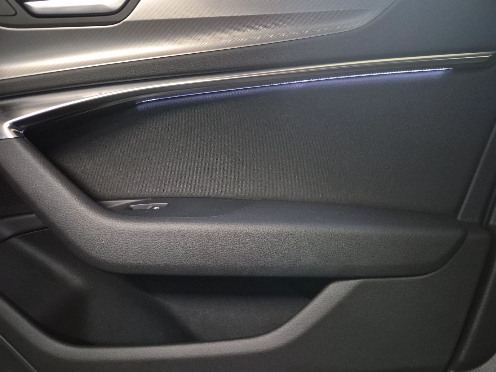 Fahrzeugabbildung Audi A6 Avant sport 35 TDI 120(163) S tronic Pano LM - mit KI generiert/bearbeitet