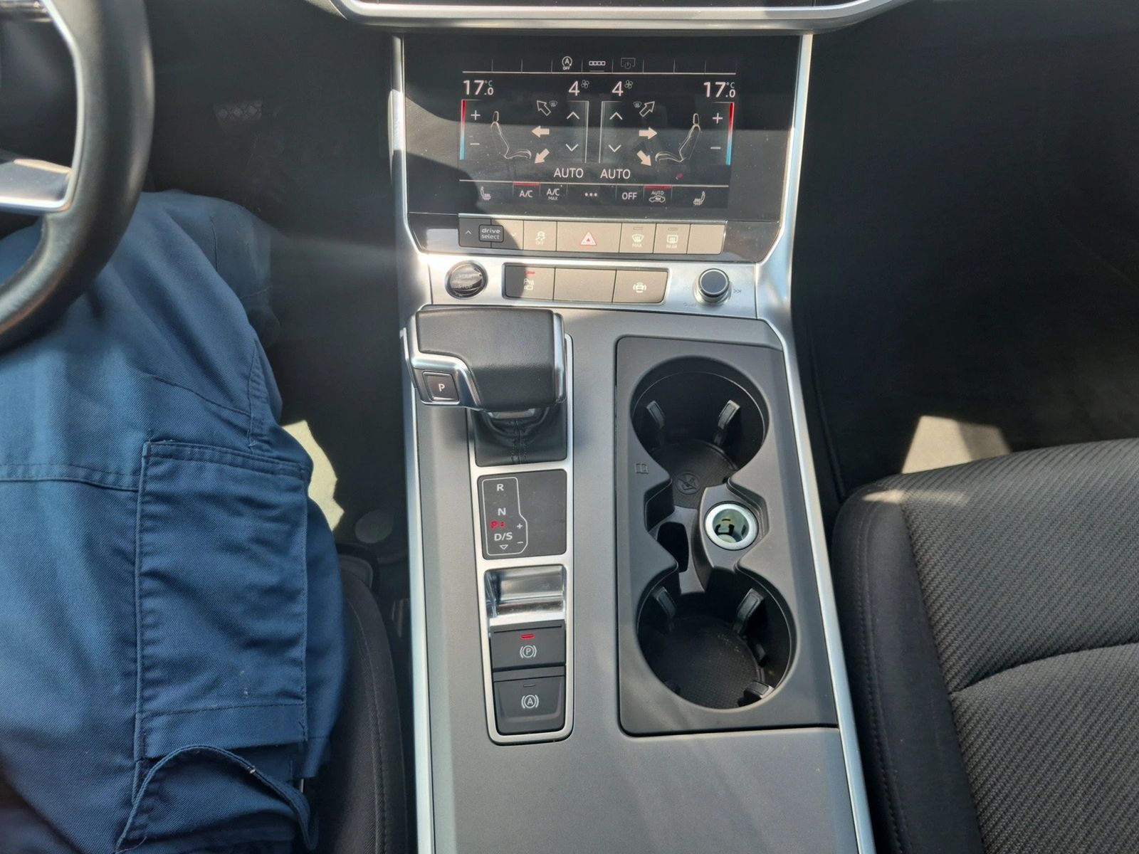 Fahrzeugabbildung Audi A6 Avant 35 TDI 120(163) S tronic AHK Pano ACC - mit KI generiert/bearbeitet