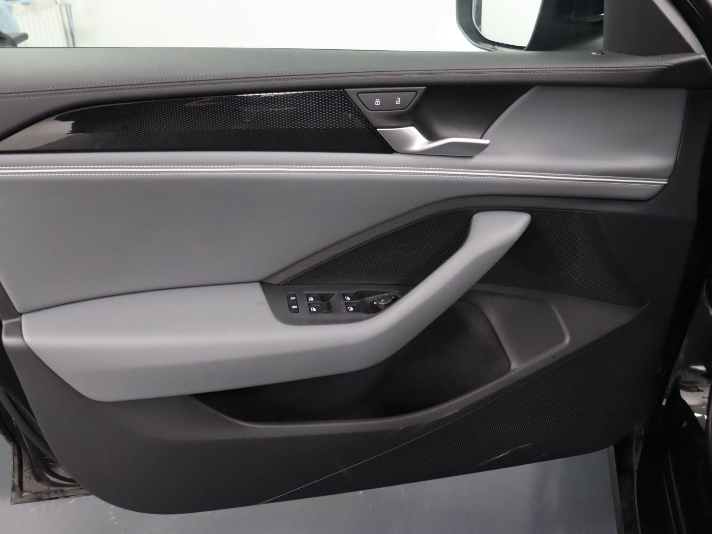 Fahrzeugabbildung Volkswagen Passat Variant 1.5 eTSI DSG Business |AHK|FLA