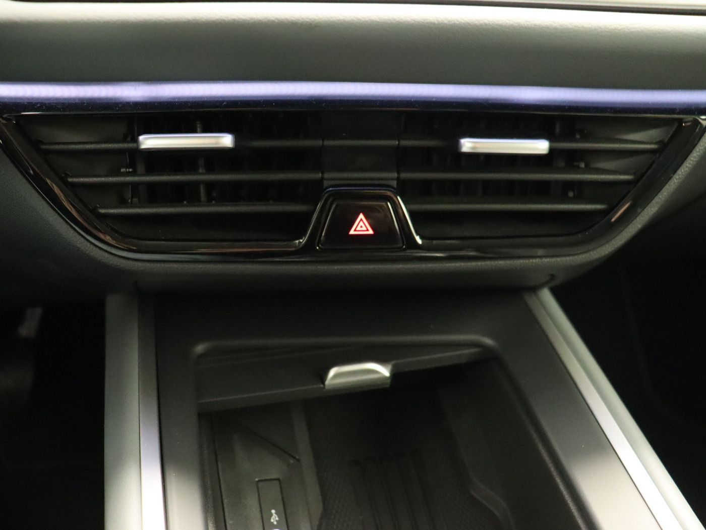 Fahrzeugabbildung Volkswagen Passat Variant 1.5 eTSI DSG Business |AHK|FLA