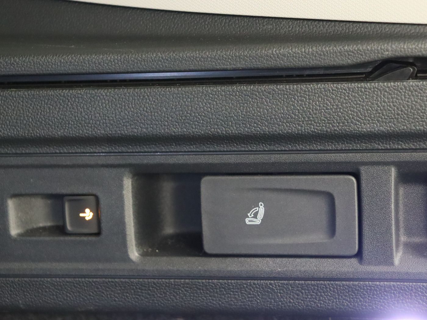 Fahrzeugabbildung Volkswagen Passat Variant 1.5 eTSI DSG Business |AHK|FLA