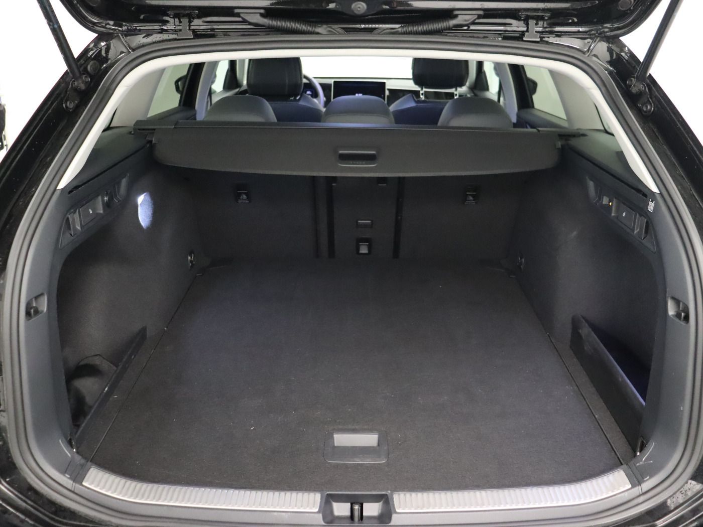 Fahrzeugabbildung Volkswagen Passat Variant 1.5 eTSI DSG Business |AHK|FLA