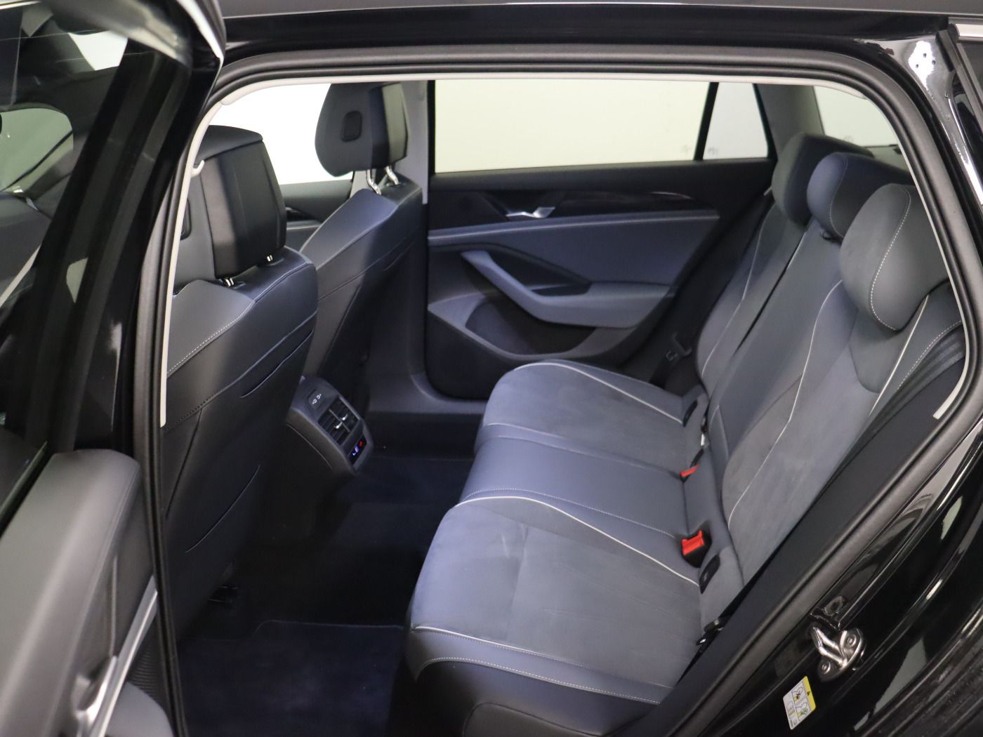 Fahrzeugabbildung Volkswagen Passat Variant 1.5 eTSI DSG Business |AHK|FLA