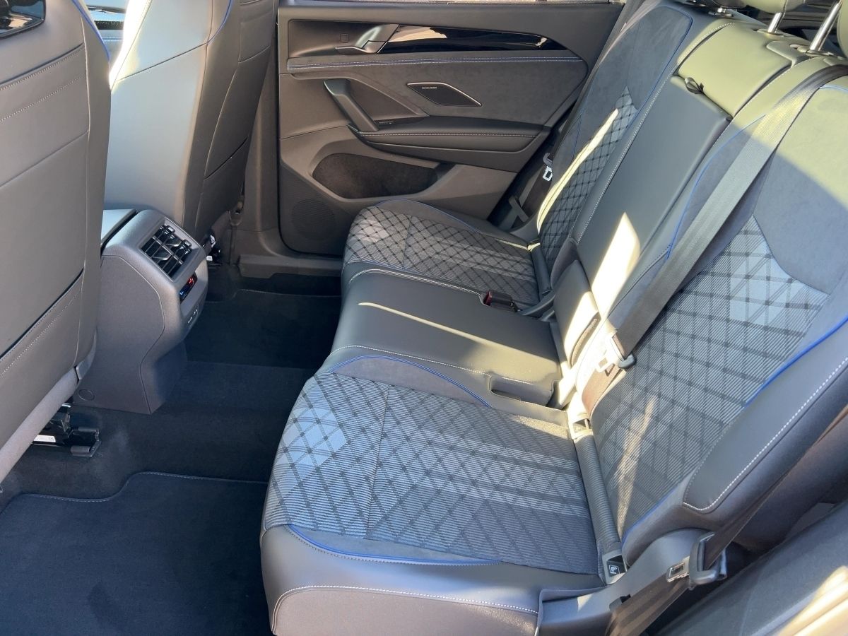 Fahrzeugabbildung Volkswagen Tayron TDI DSG R-Line AHK Pano BlackStyle Pano
