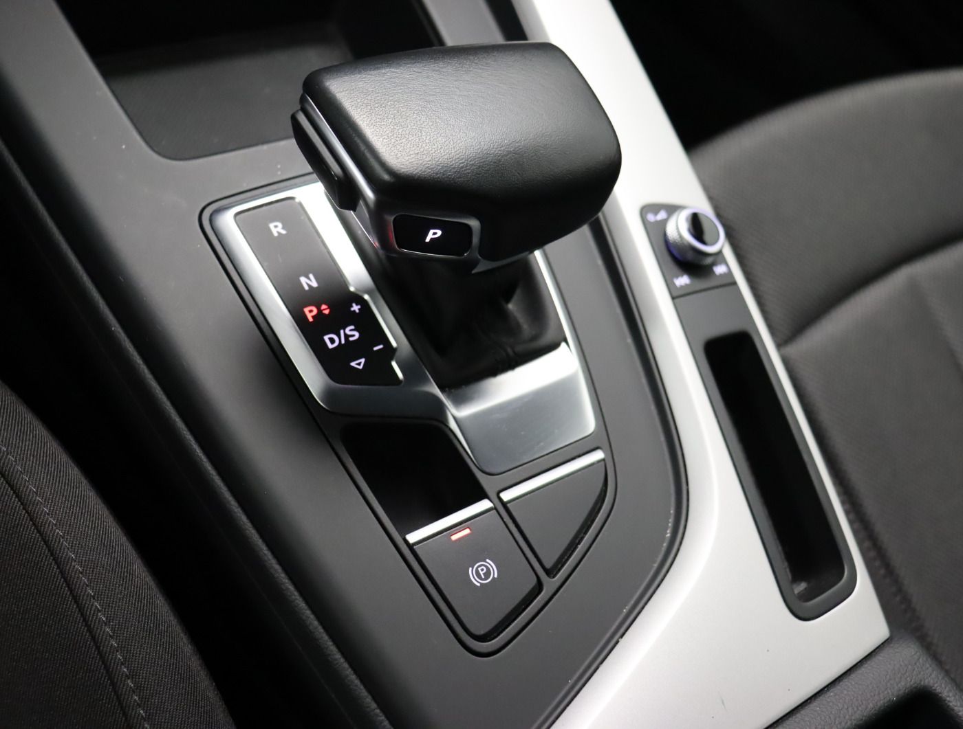 Fahrzeugabbildung Audi A4 Avant 30 TDI S tronic |FLA|AkustikGlas|SHZG