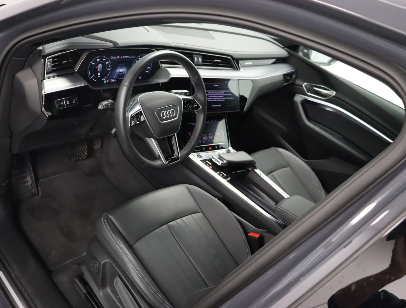 Fahrzeugabbildung Audi Q8 e-tron 55 quattro advanced |Matrix|Luft|LED