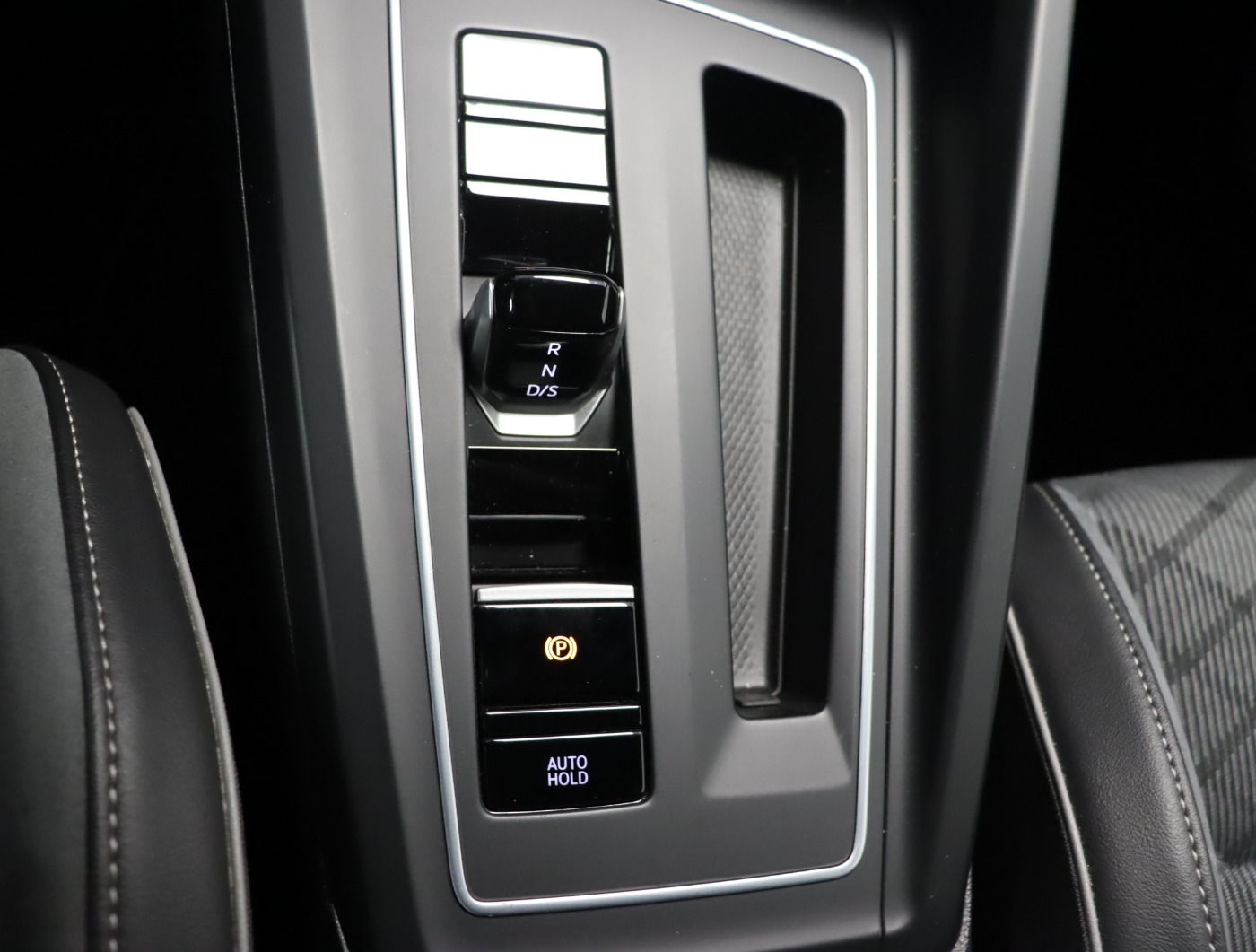 Fahrzeugabbildung Volkswagen Golf VIII 1.5 eTSI DSG R-Line |ACC|VirtualCP|LM