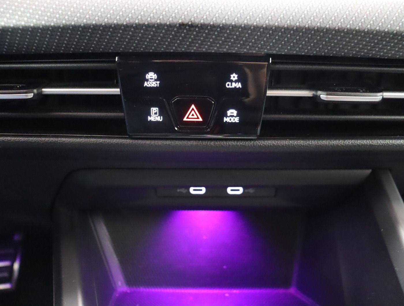 Fahrzeugabbildung Volkswagen Golf VIII 1.5 eTSI DSG R-Line |ACC|VirtualCP|LM