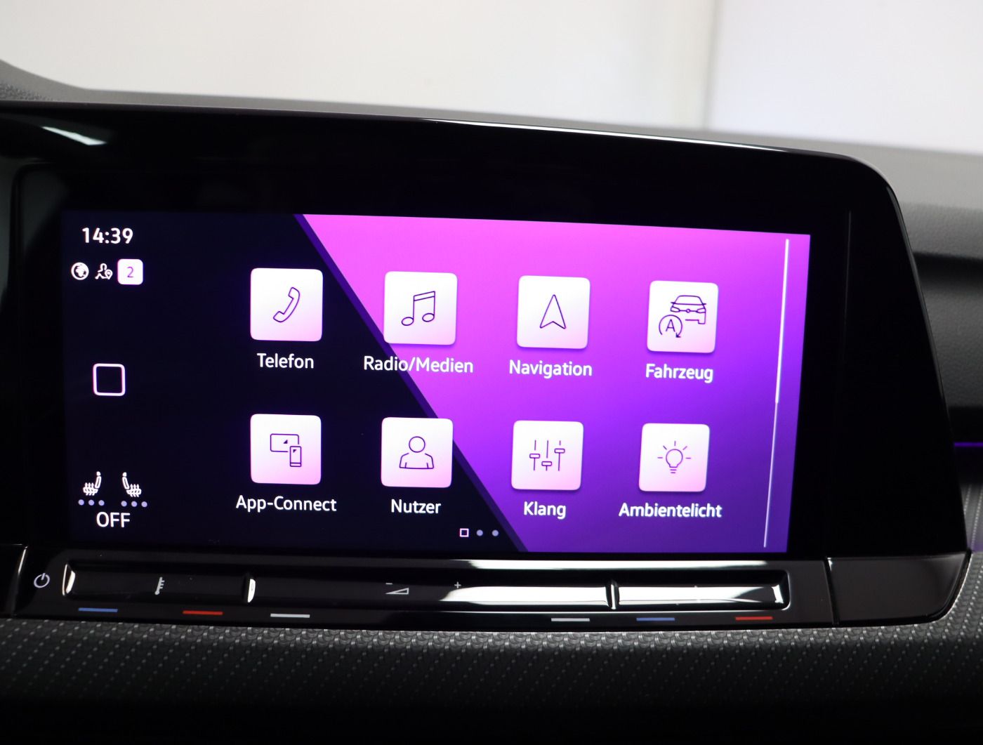 Fahrzeugabbildung Volkswagen Golf VIII 1.5 eTSI DSG R-Line |ACC|VirtualCP|LM