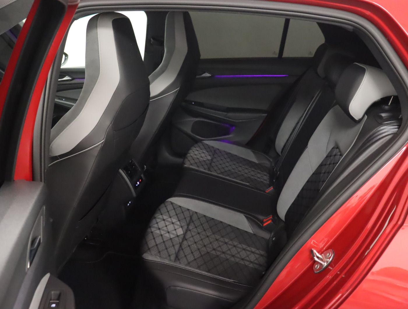 Fahrzeugabbildung Volkswagen Golf VIII 1.5 eTSI DSG R-Line |ACC|VirtualCP|LM