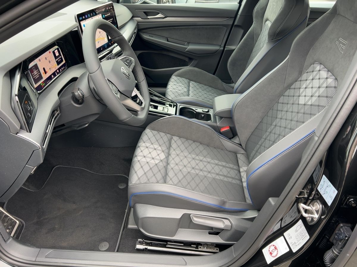 Fahrzeugabbildung Volkswagen Golf 1.5 eTSI DSG R-Line Navi HUD SideAssist ACC