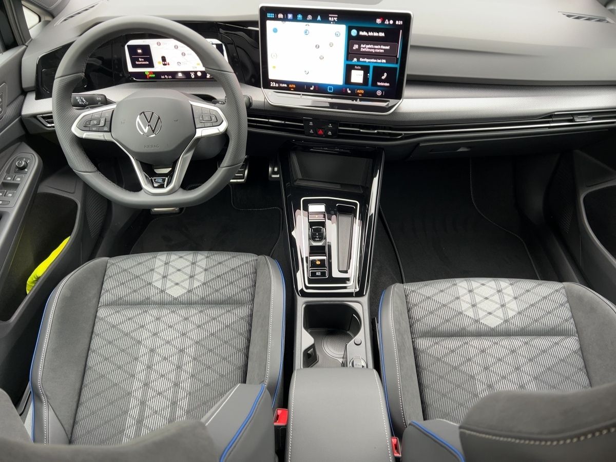 Fahrzeugabbildung Volkswagen Golf 1.5 eTSI DSG R-Line Navi HUD SideAssist ACC