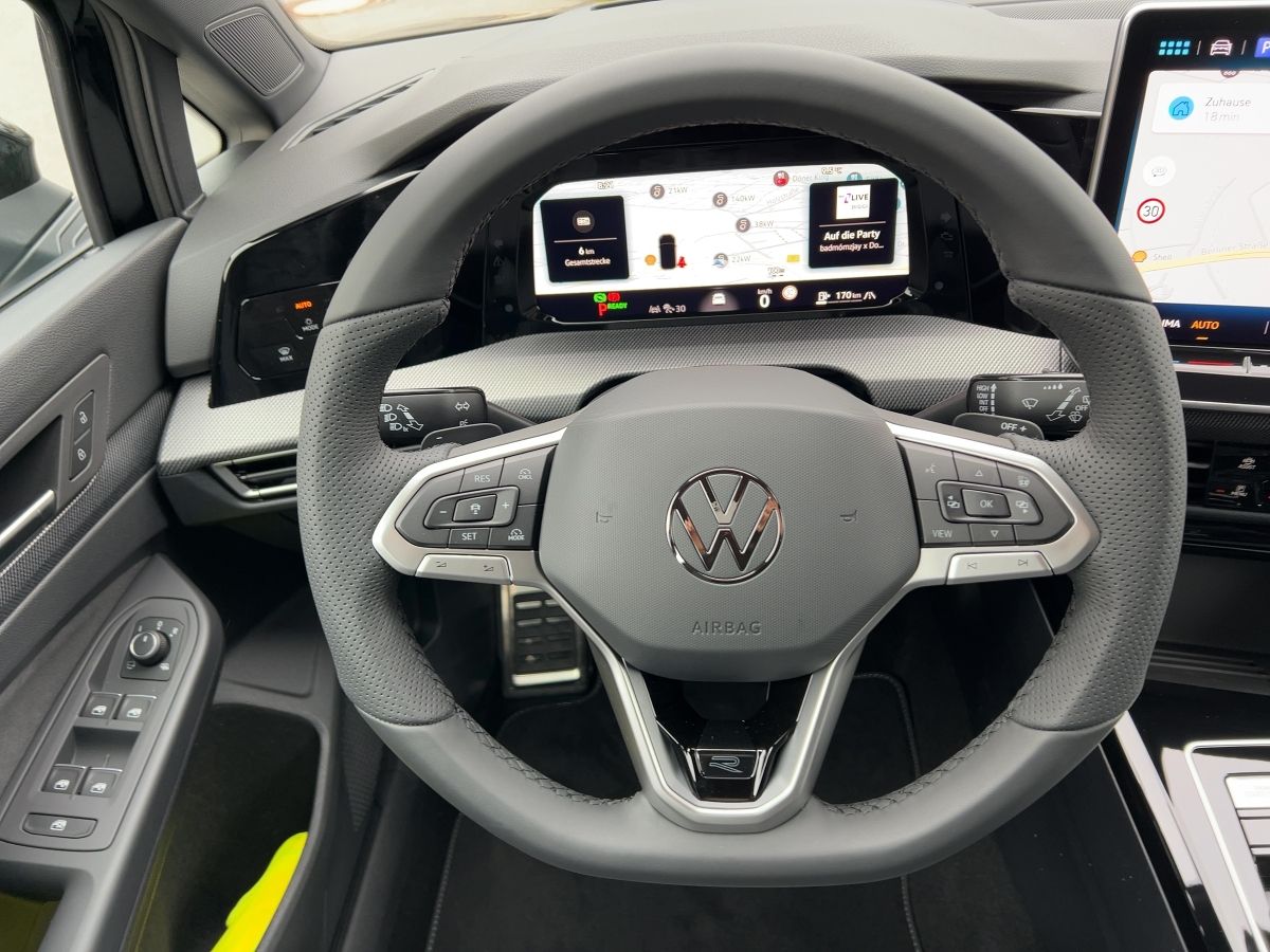 Fahrzeugabbildung Volkswagen Golf 1.5 eTSI DSG R-Line Navi HUD SideAssist ACC