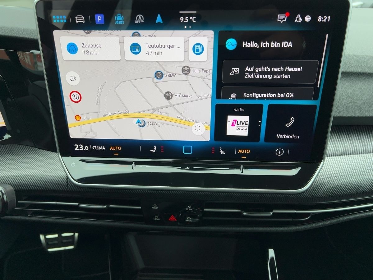 Fahrzeugabbildung Volkswagen Golf 1.5 eTSI DSG R-Line Navi HUD SideAssist ACC