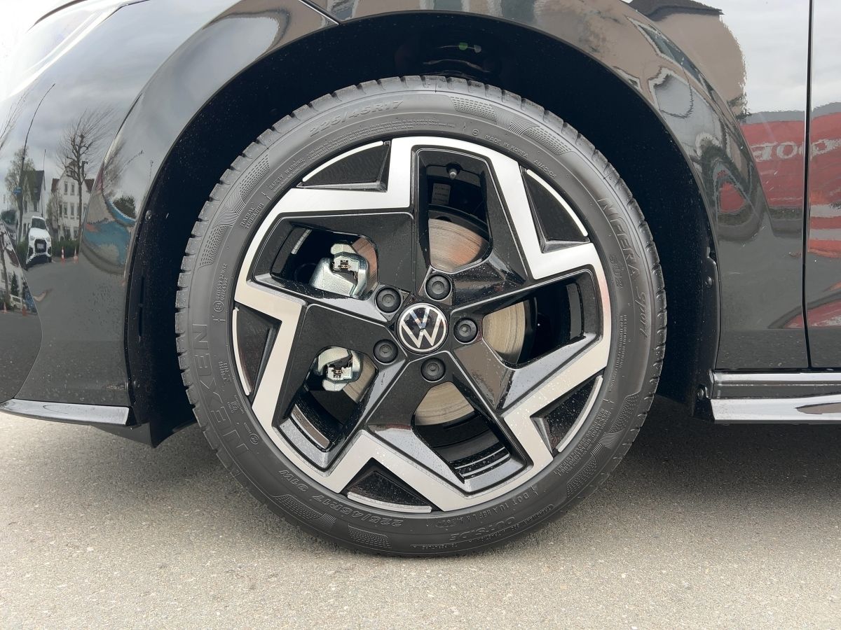 Fahrzeugabbildung Volkswagen Golf 1.5 eTSI DSG R-Line Navi HUD SideAssist ACC