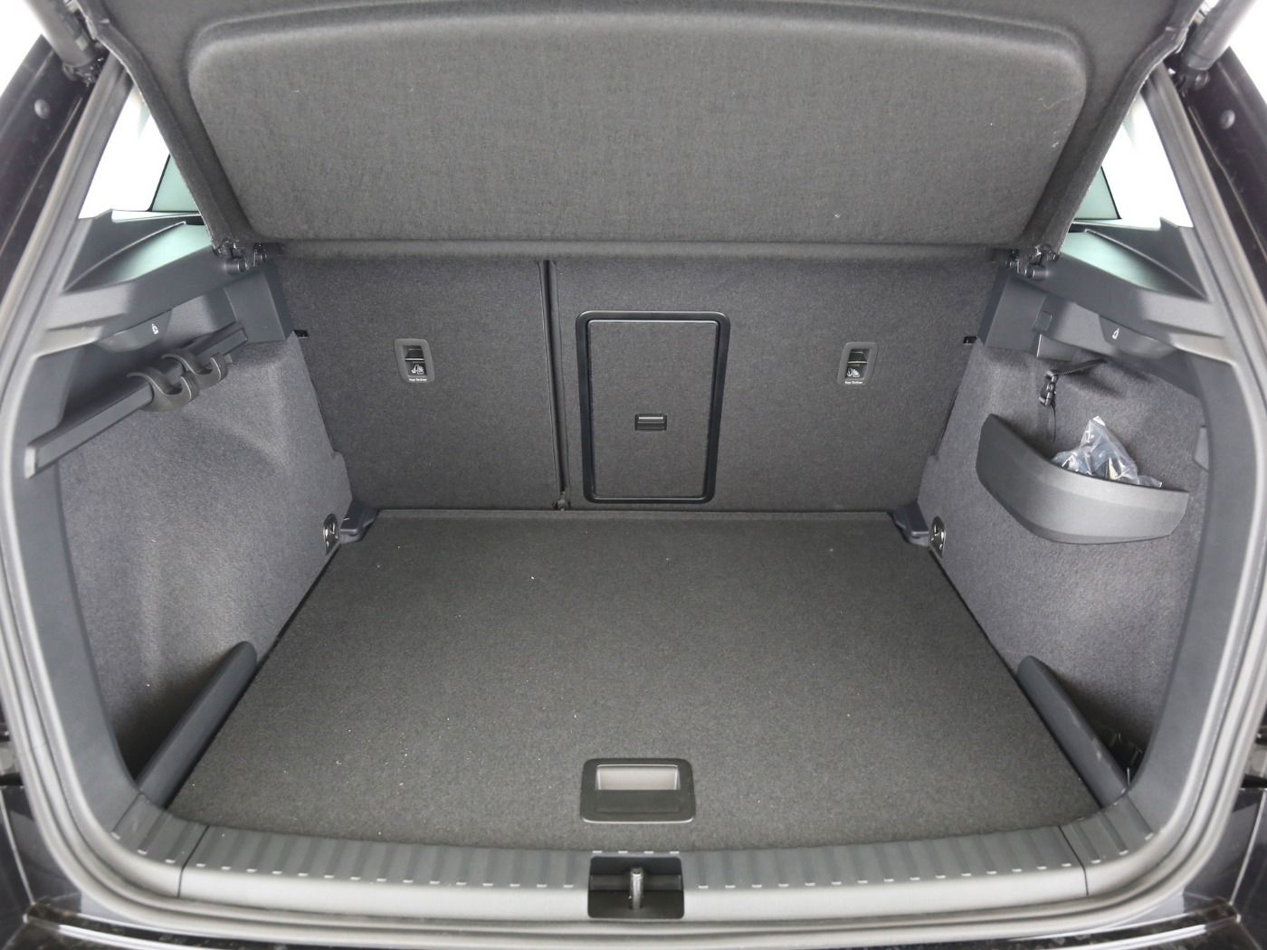 Fahrzeugabbildung SKODA Karoq Karoq Tour 1.5l TSI 110 kW 7-Gang-DSG AHK| - mit KI generiert/bearbeitet