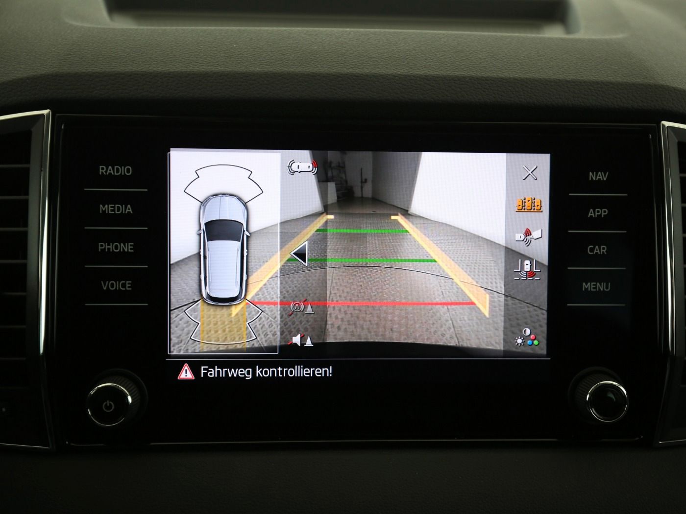 Fahrzeugabbildung SKODA Karoq Karoq Tour 1.5l TSI 110 kW 7-Gang-DSG AHK| - mit KI generiert/bearbeitet