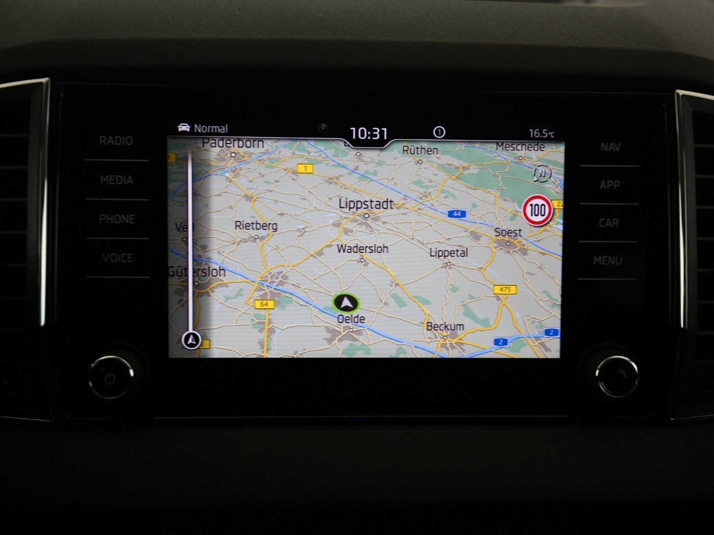 Fahrzeugabbildung SKODA Karoq Karoq Tour 1.5l TSI 110 kW 7-Gang-DSG AHK| - mit KI generiert/bearbeitet