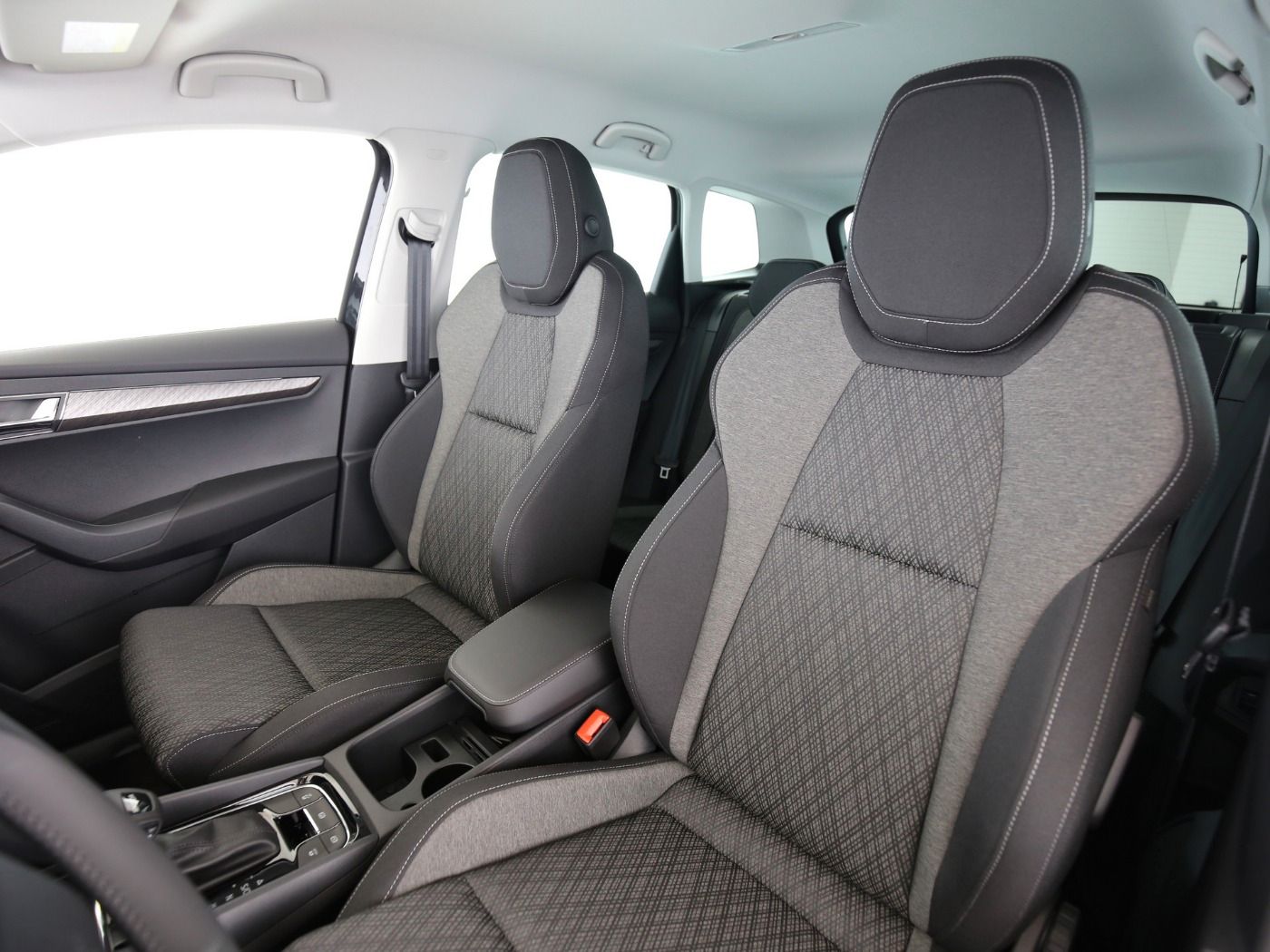 Fahrzeugabbildung SKODA Karoq Karoq Tour 1.5l TSI 110 kW 7-Gang-DSG AHK| - mit KI generiert/bearbeitet