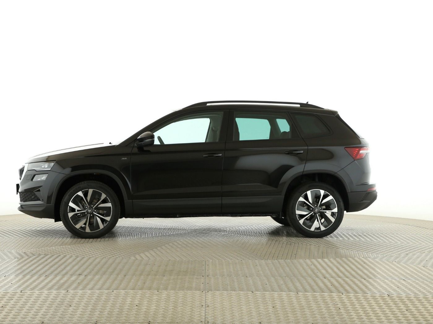 Fahrzeugabbildung SKODA Karoq Karoq Tour 1.5l TSI 110 kW 7-Gang-DSG AHK| - mit KI generiert/bearbeitet