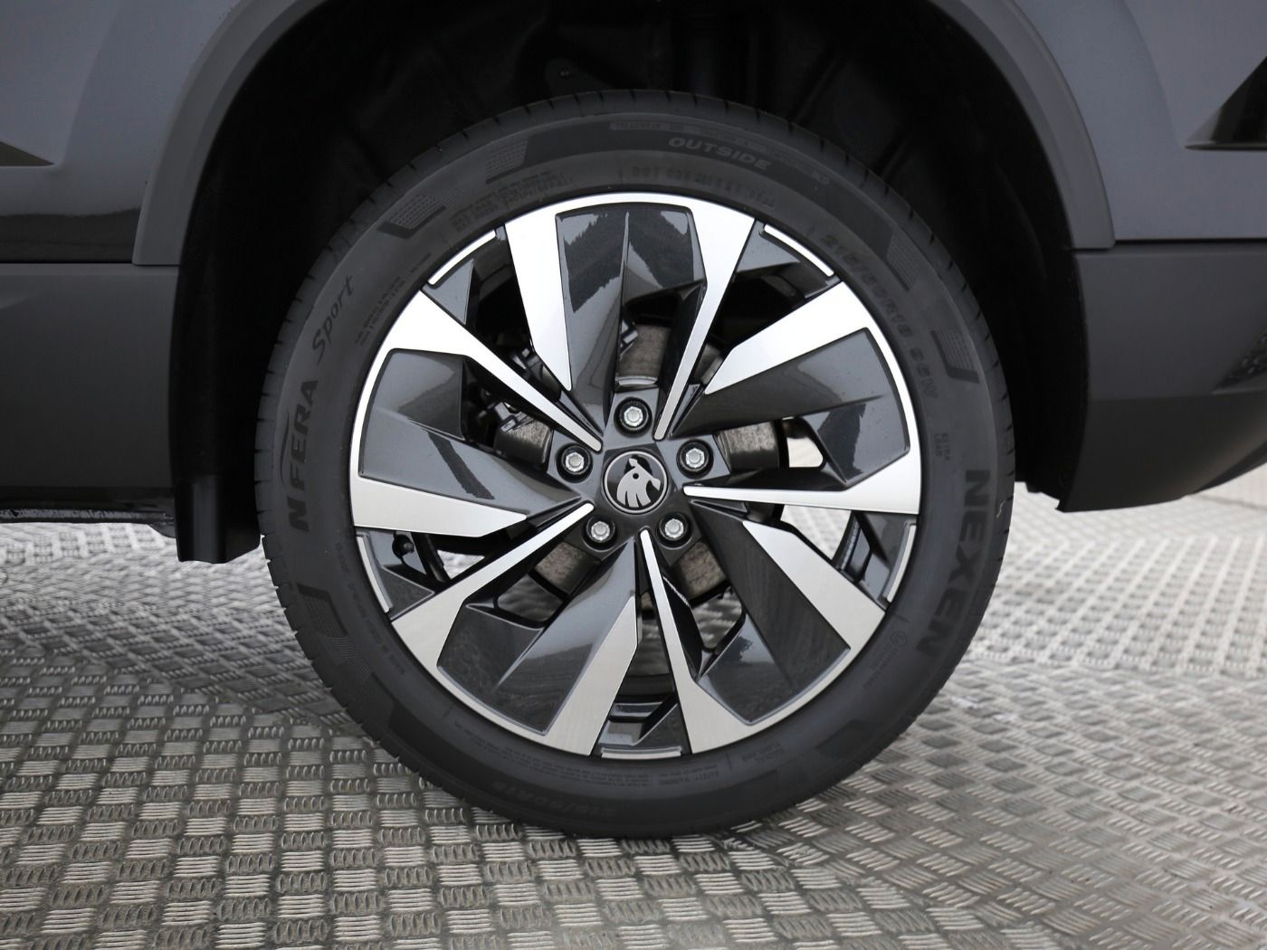 Fahrzeugabbildung SKODA Karoq Karoq Tour 1.5l TSI 110 kW 7-Gang-DSG AHK| - mit KI generiert/bearbeitet
