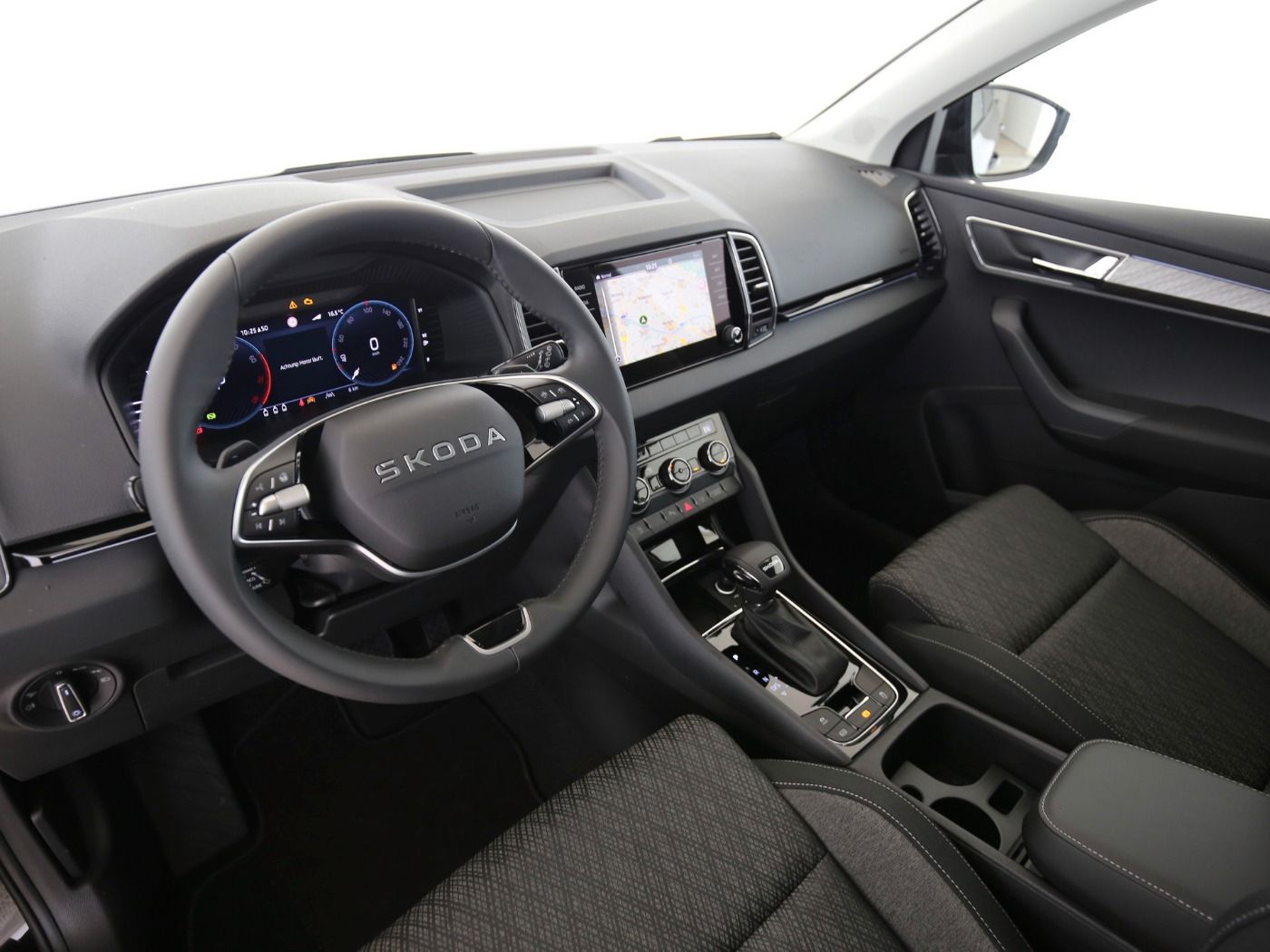 Fahrzeugabbildung SKODA Karoq Karoq Tour 1.5l TSI 110 kW 7-Gang-DSG AHK| - mit KI generiert/bearbeitet