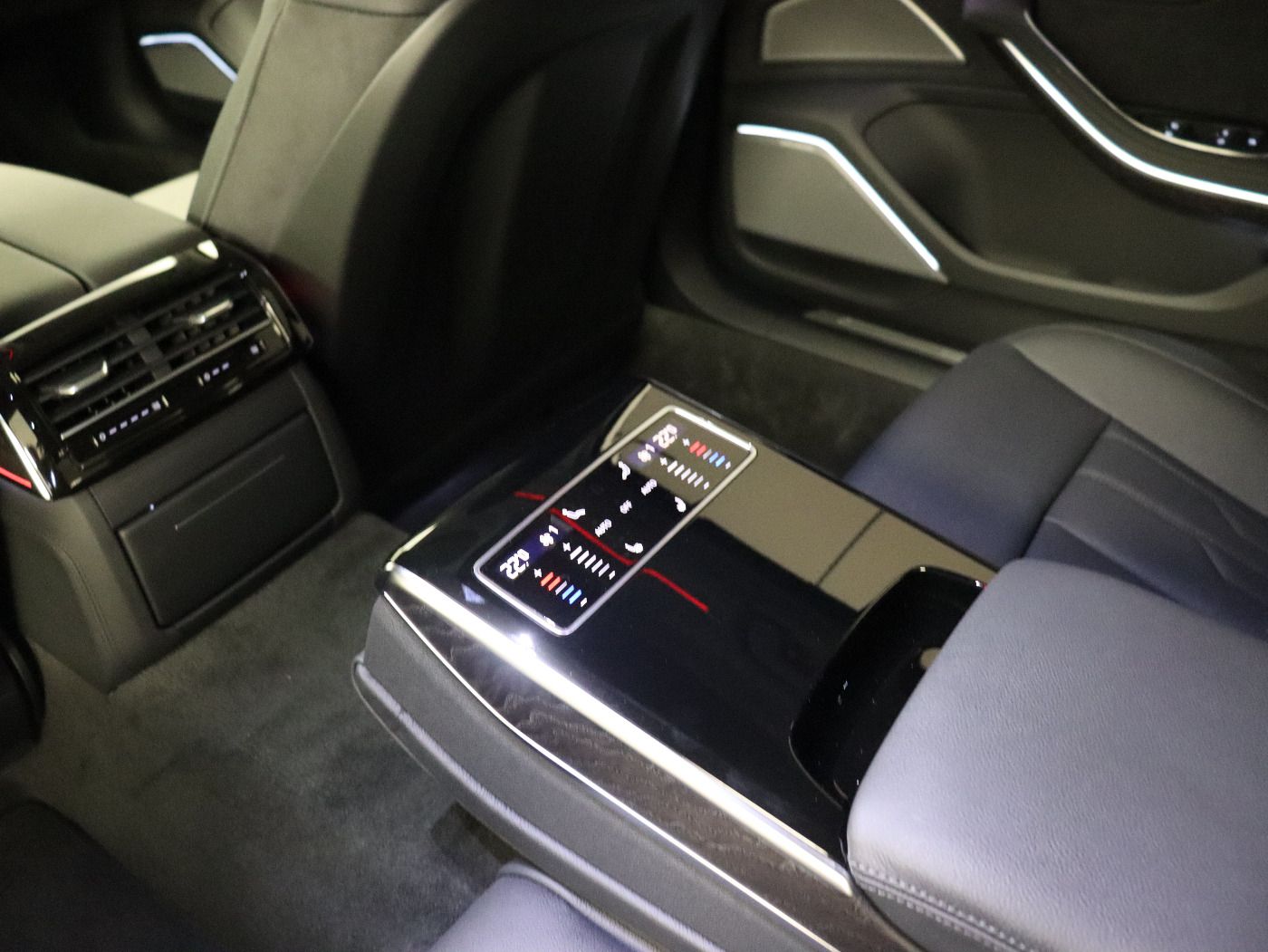 Fahrzeugabbildung Audi A8 lang 60 TFSI e quattro |Matrix|Luft|Pano|B&O