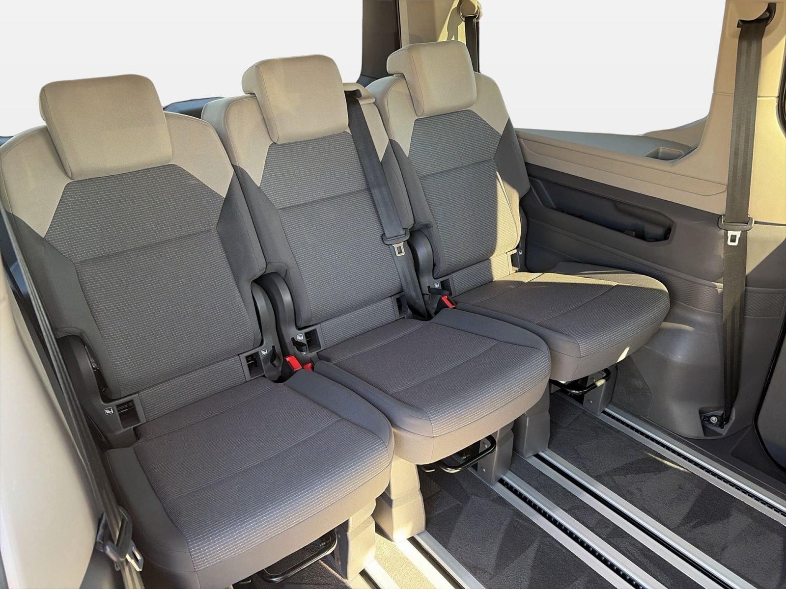 Fahrzeug autohaus mense Fahrzeugabbildung Volkswagen Multivan T7 Basis TDI LÜ 110 kW DSG CarPlay LED - mit KI generiert/bearbeitet