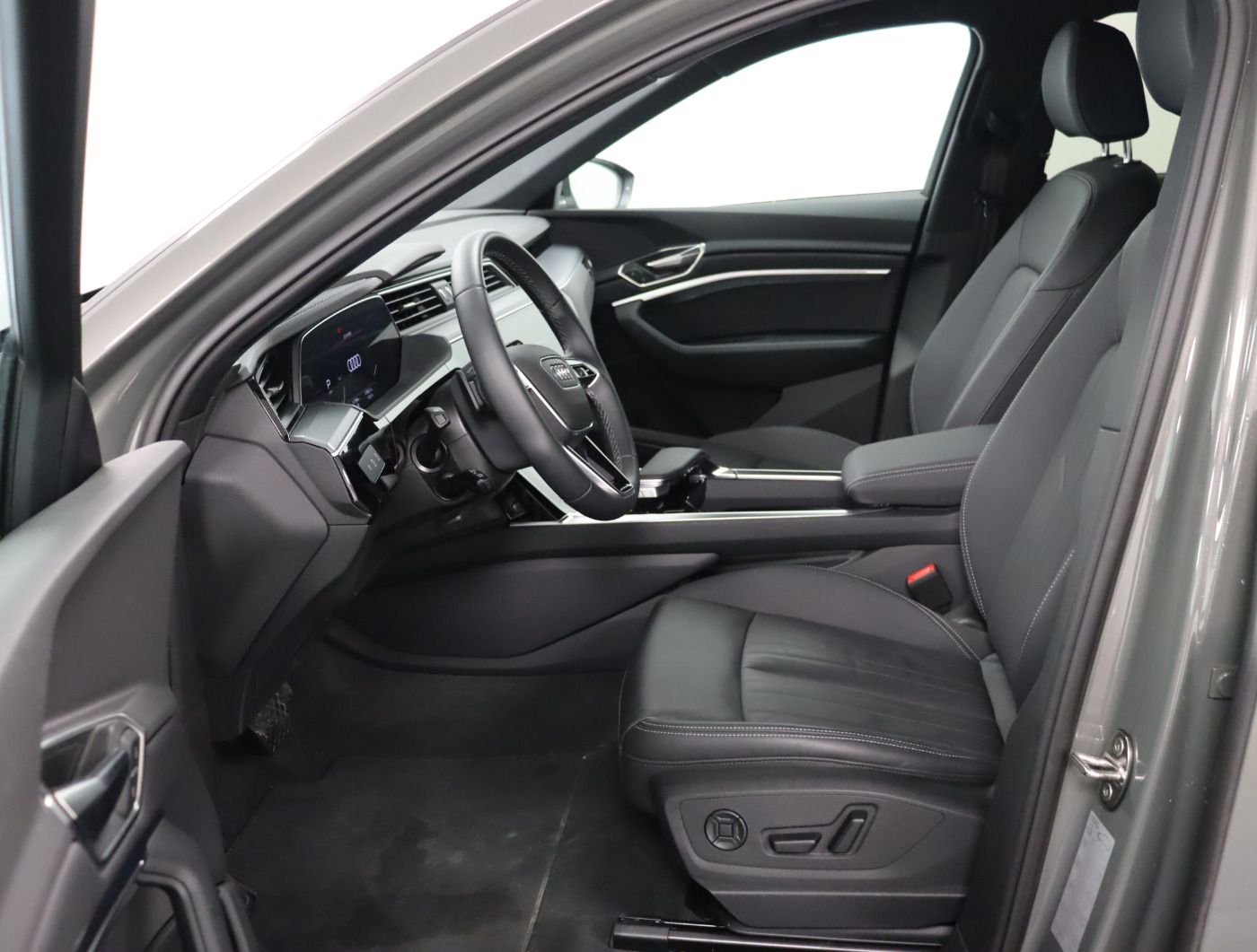 Fahrzeugabbildung Audi Q8 e-tron 55 quattro advanced |Matrix|Luft|LED