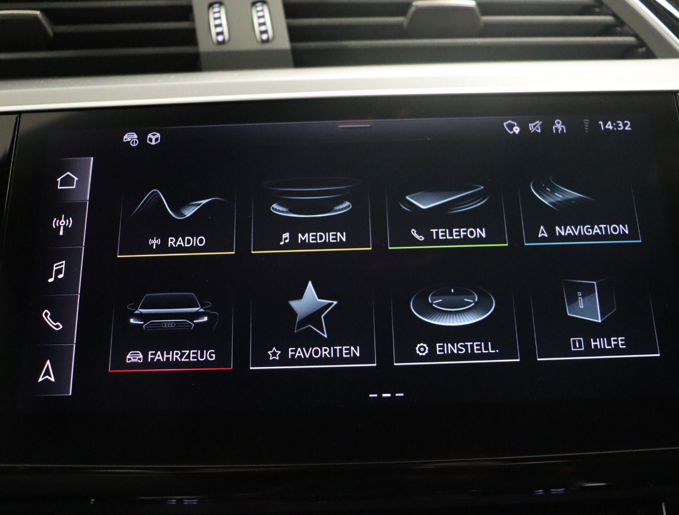 Fahrzeugabbildung Audi Q8 e-tron 55 quattro S line |Matrix|Luft|LED