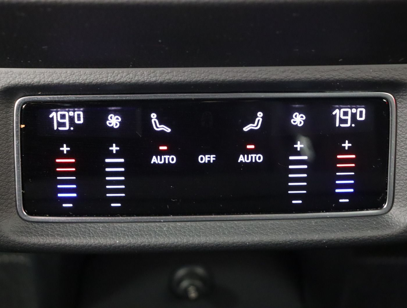 Fahrzeugabbildung Audi Q8 e-tron 55 quattro S line |Matrix|Luft|LED