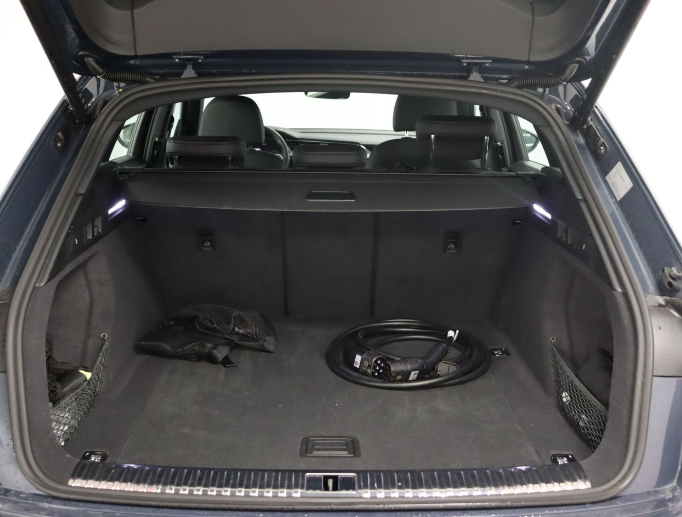 Fahrzeugabbildung Audi Q8 e-tron 55 quattro S line |Matrix|Luft|LED