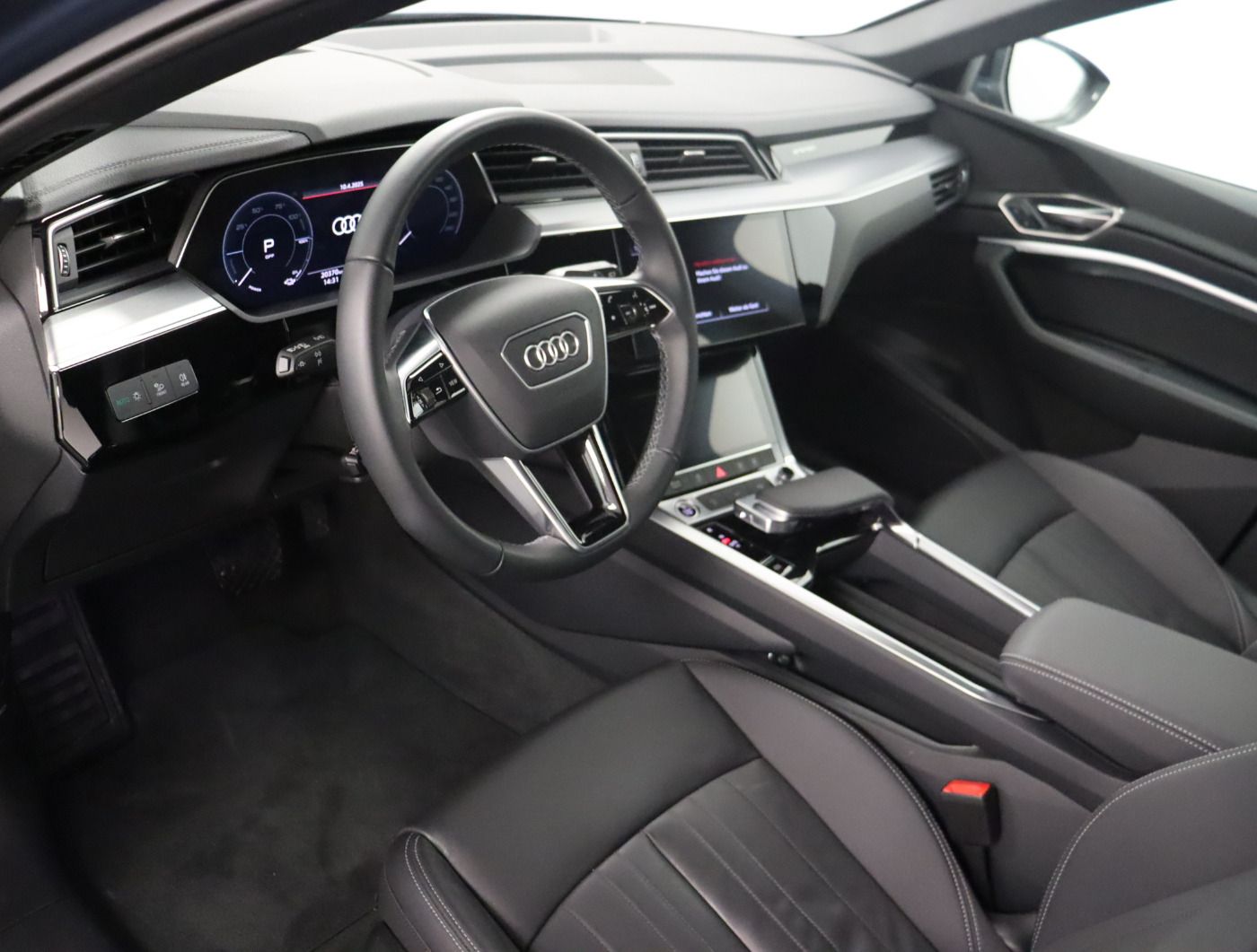 Fahrzeugabbildung Audi Q8 e-tron 55 quattro S line |Matrix|Luft|LED