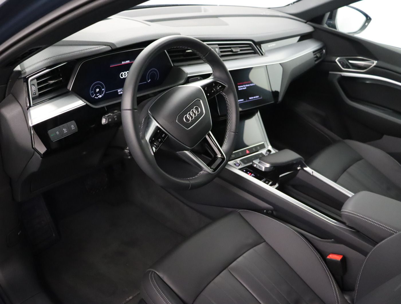 Fahrzeugabbildung Audi Q8 e-tron 55 quattro S line |Matrix|Luft|LED