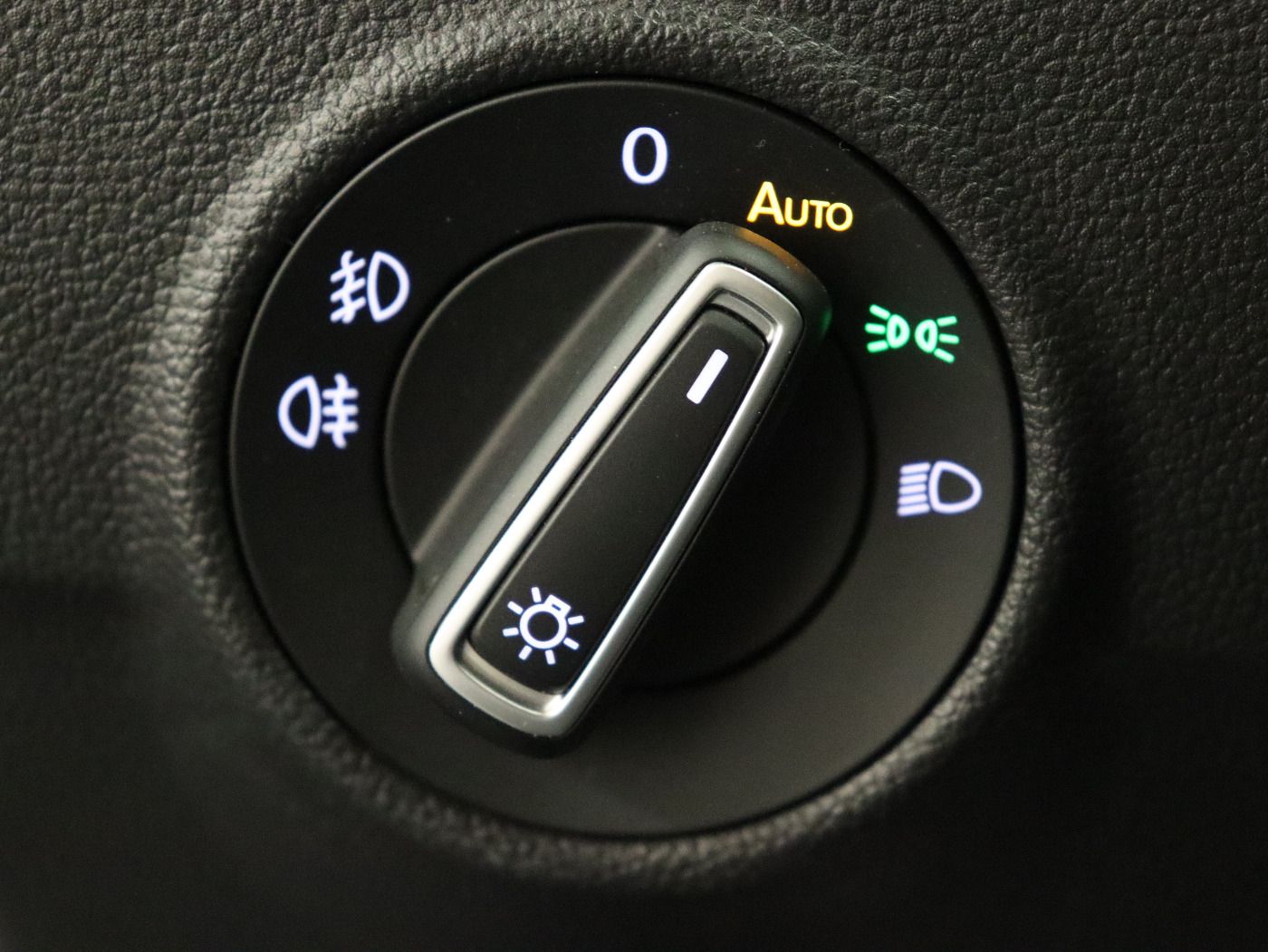 Fahrzeugabbildung Volkswagen T-Roc 1.5 TSI DSG ACTIVE |CarPlay|LM|Navi|SHZG