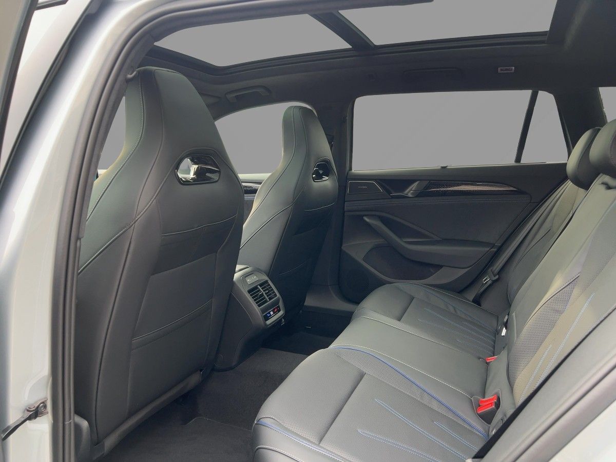 Fahrzeugabbildung Volkswagen Passat R-Line 2.0 l TDI 4MOTION DSG Signature AH - mit KI generiert/bearbeitet