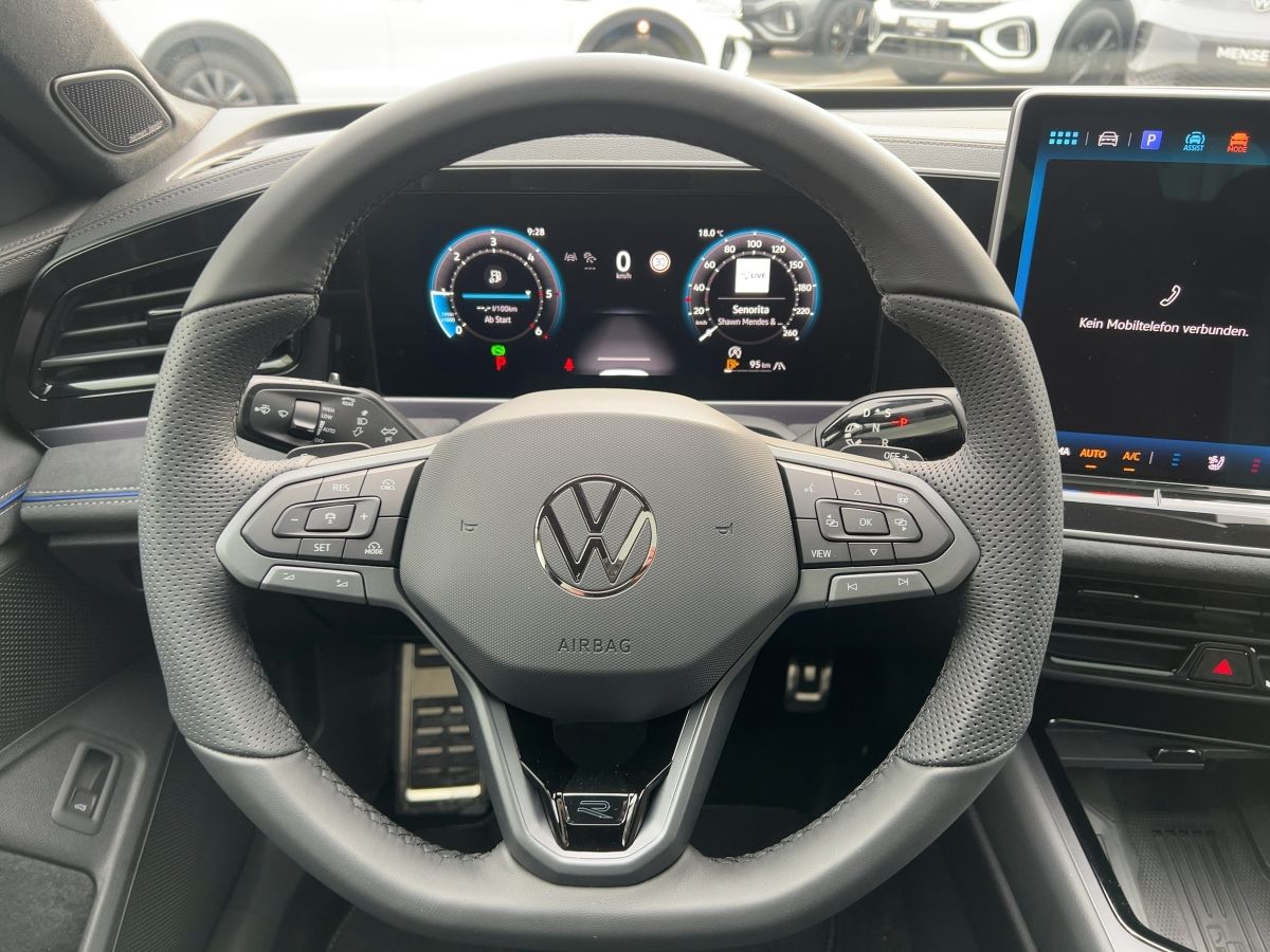 Fahrzeugabbildung Volkswagen Passat R-Line 2.0 l TDI 4MOTION DSG Signature AH - mit KI generiert/bearbeitet