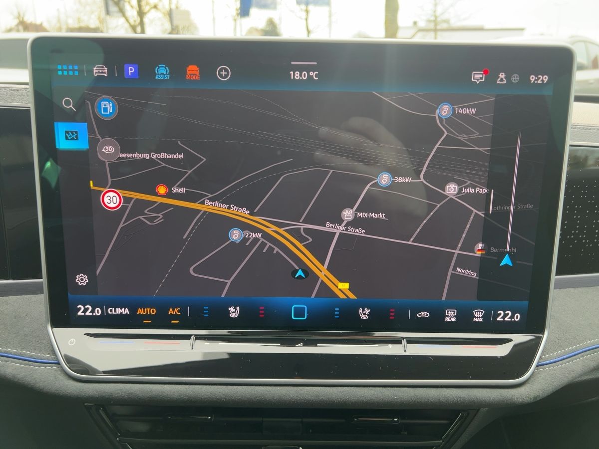Fahrzeugabbildung Volkswagen Passat R-Line 2.0 l TDI 4MOTION DSG Signature AH - mit KI generiert/bearbeitet