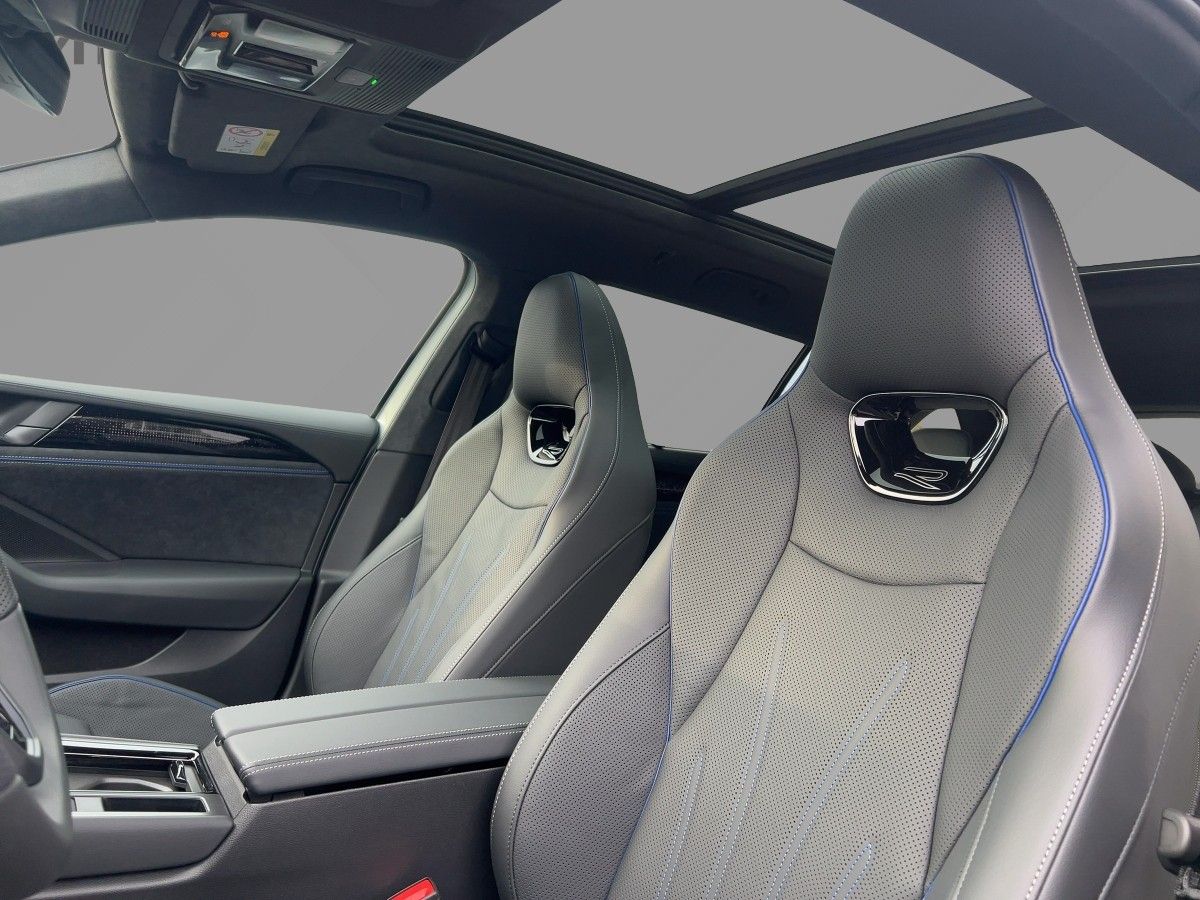 Fahrzeugabbildung Volkswagen Passat R-Line 2.0 l TDI 4MOTION DSG Signature AH - mit KI generiert/bearbeitet